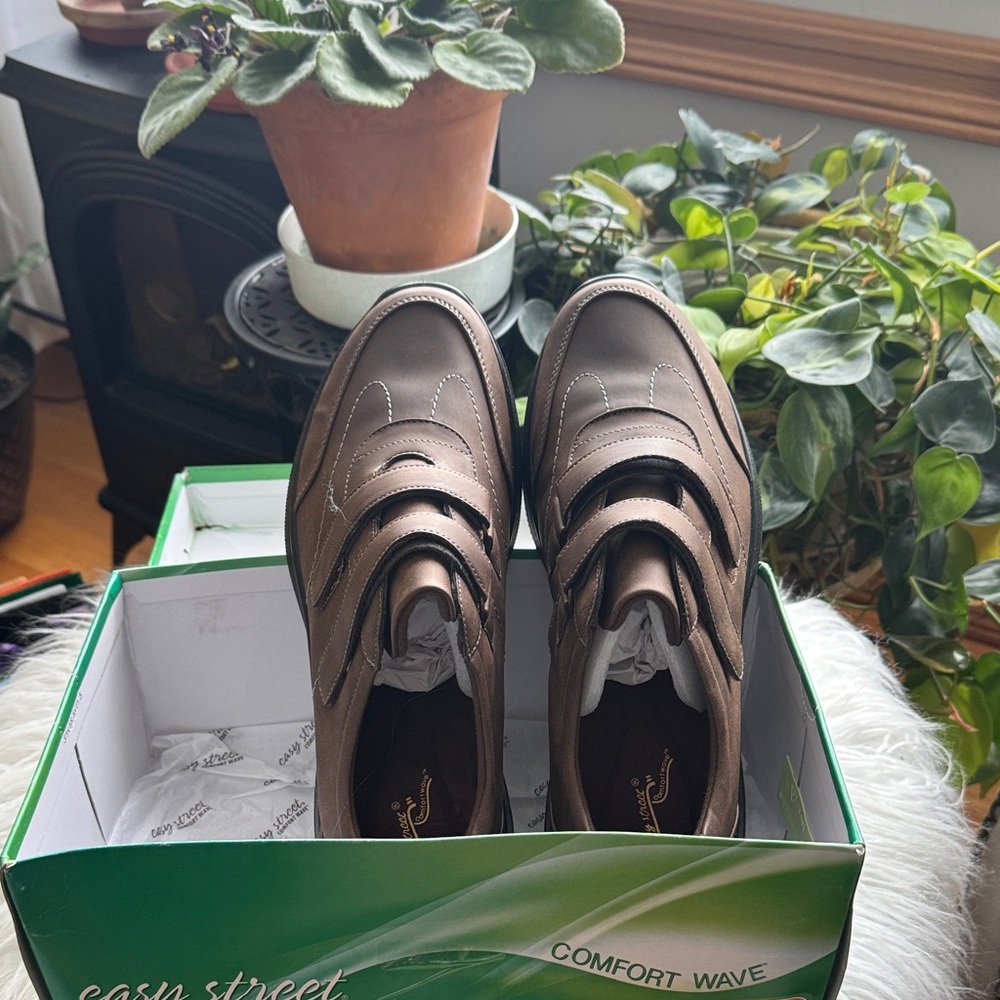 Easy Street Women’s Sindy Brown Loafers